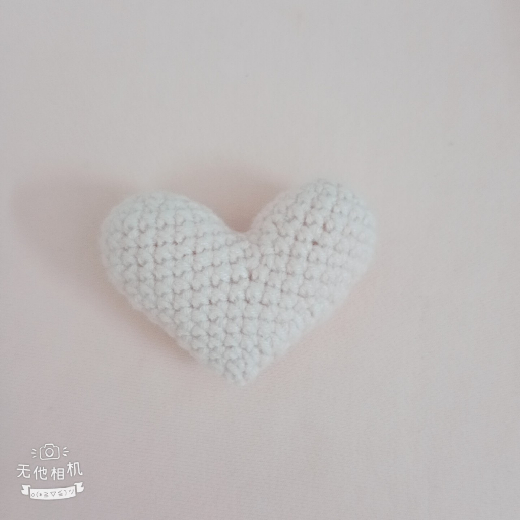 Móc khóa trái tim bằng len