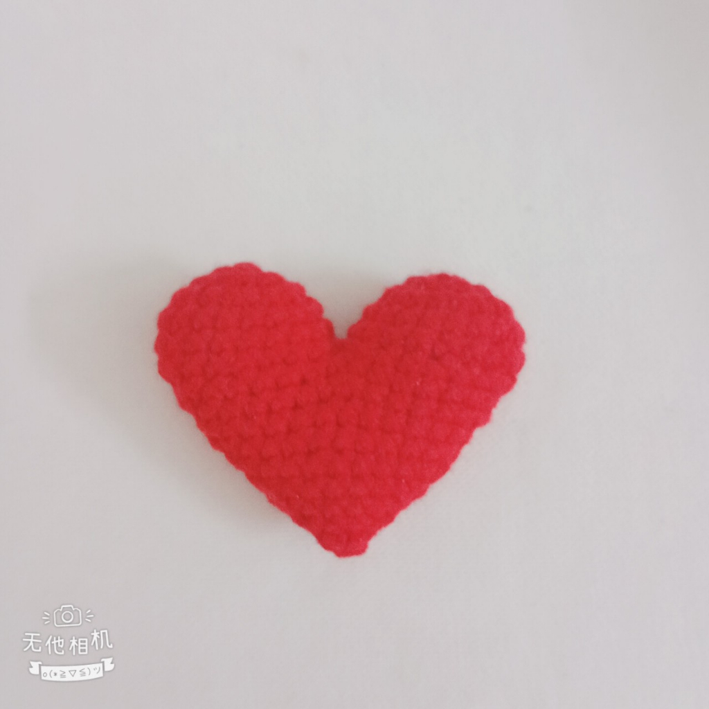 Móc khóa trái tim bằng len