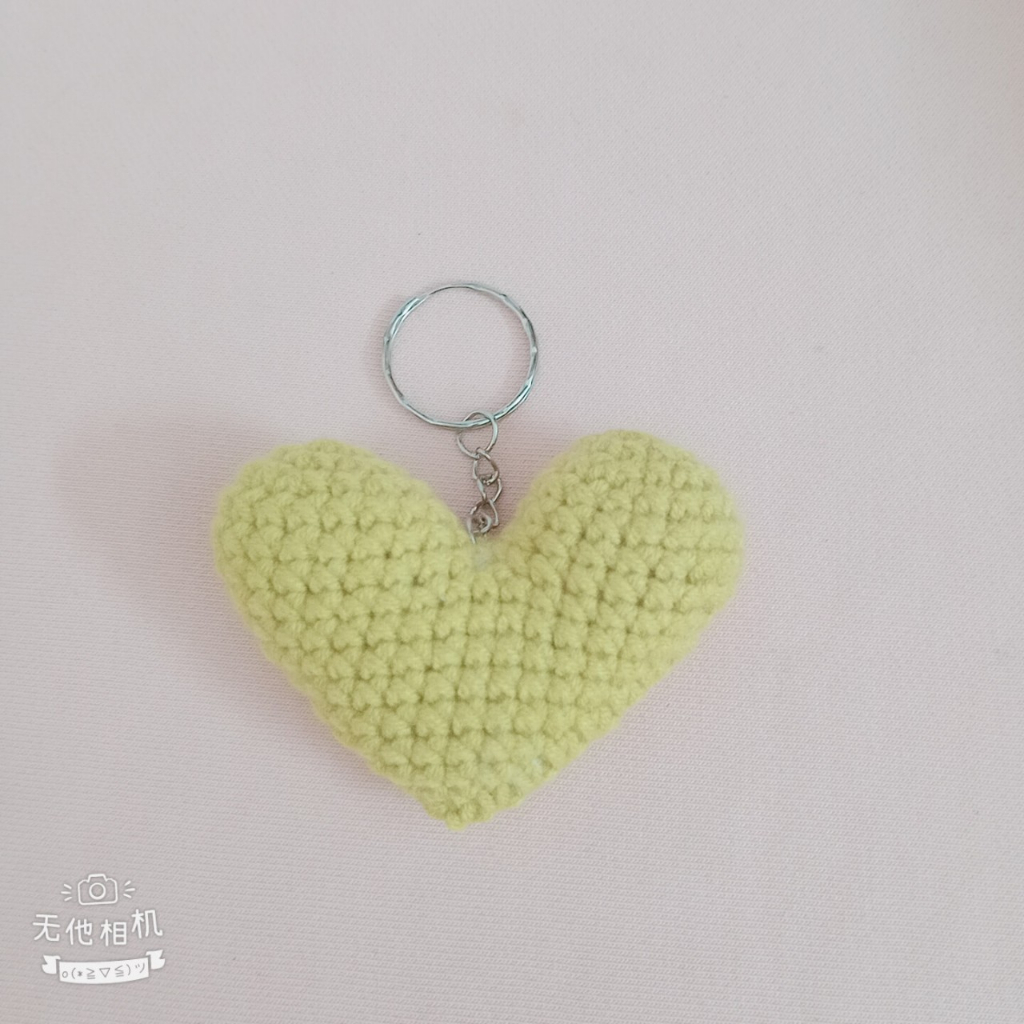 Móc khóa trái tim bằng len