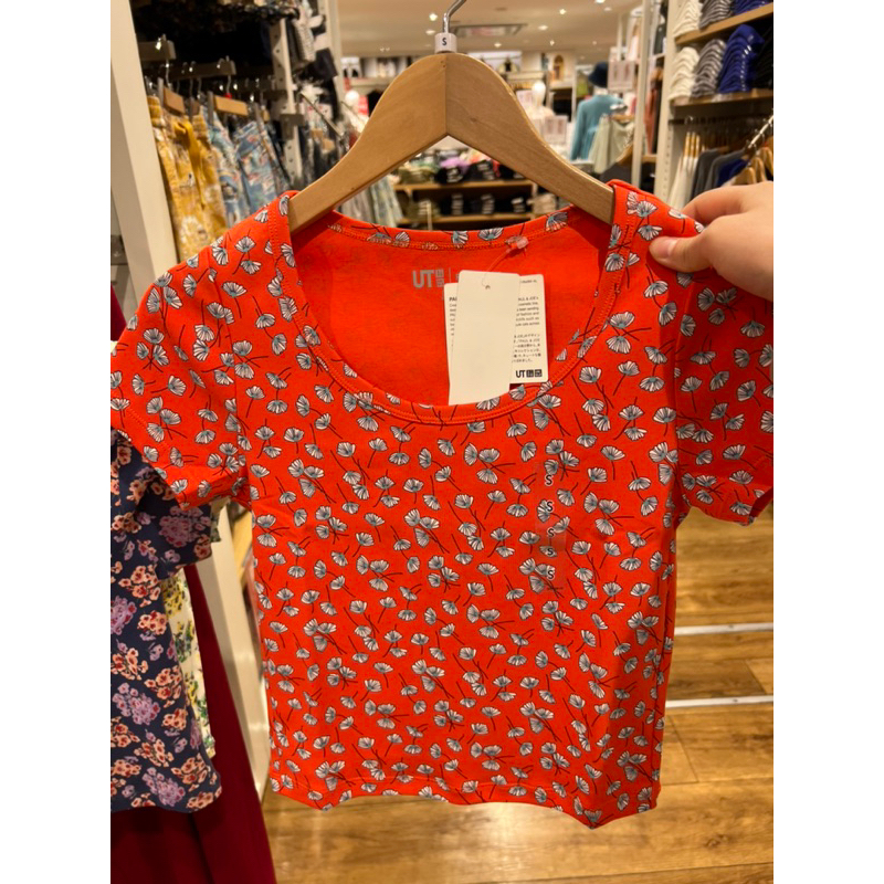 Áo thun UT hoa nhí Uniqlo dáng ngắn Nhật nội địa