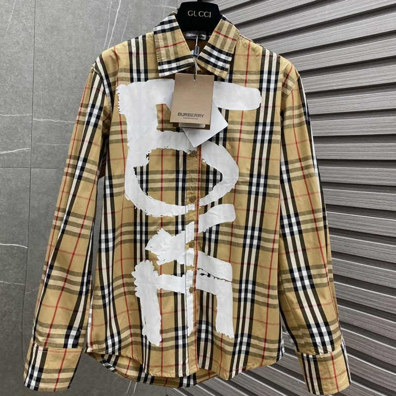 Áo sơ mi Burberry nam nữ dài tay kẻ sọc màu be in chữ LOVE trắng dọc thân khuy đúc chữ chất cotton đẹp SM006