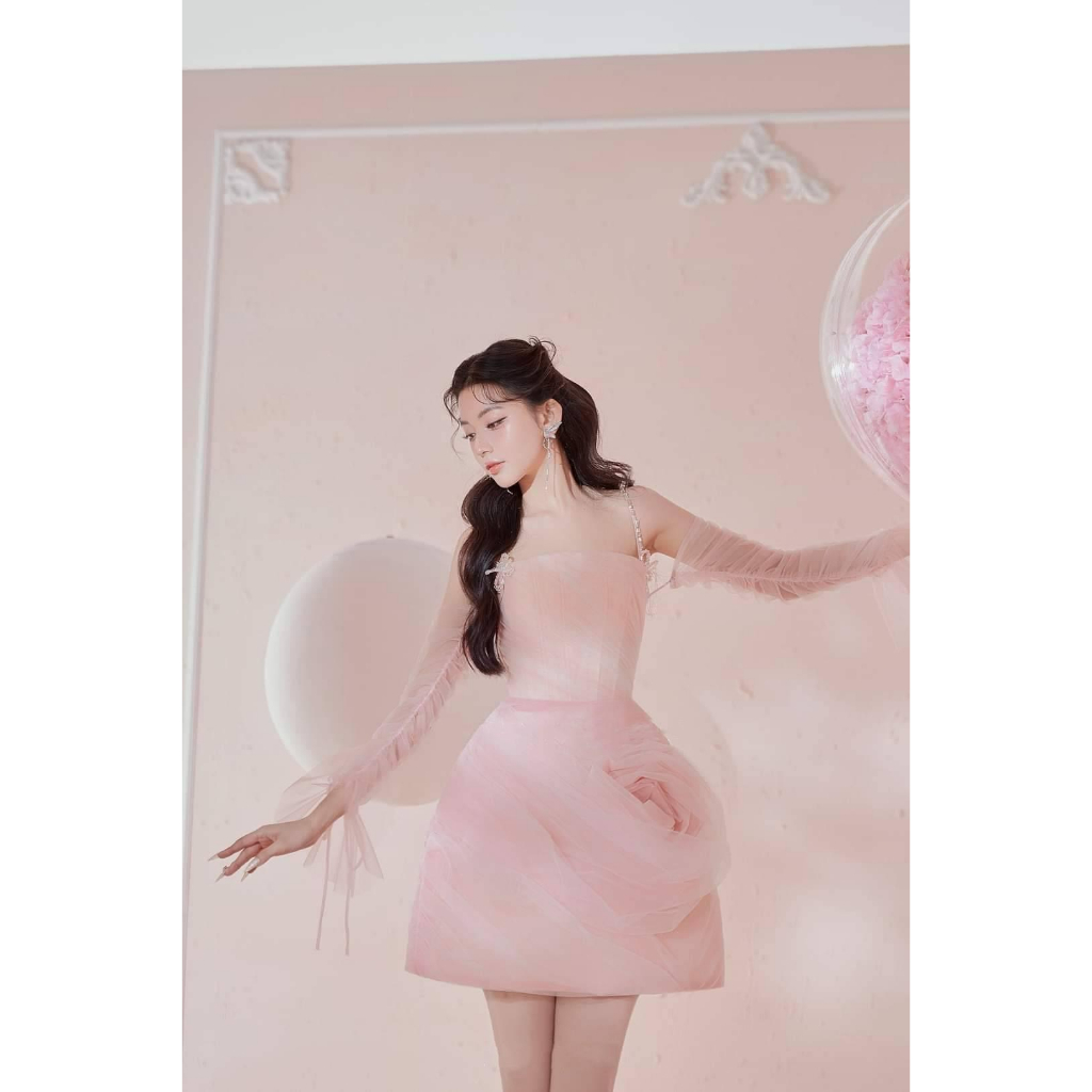 VÁY DÂY TRỄ VAI DÁNG NGẮN TIỂU THƯ VOAN XOẮN HOA HỒNG MÀU HỒNG PASTEL NGỌT NGÀO