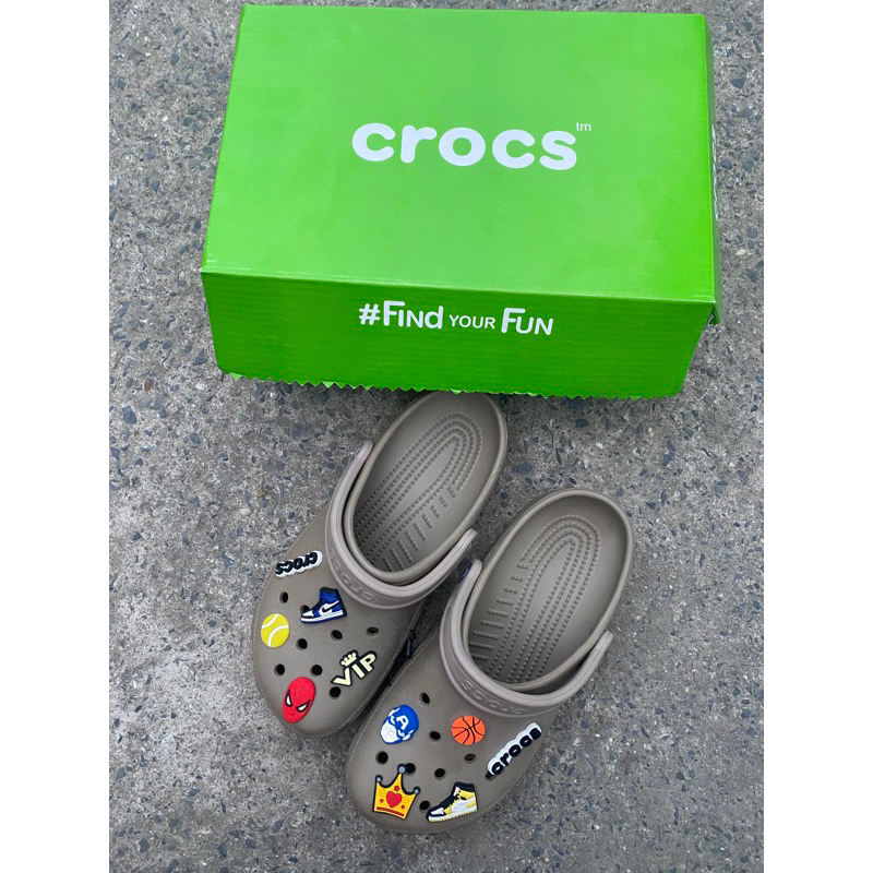 SỤC CROCS MÀU NÂU _ TẶNG KÈM 10 STICKER