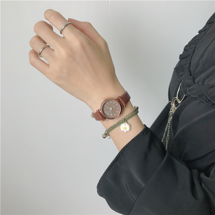 Đồng hồ nữ QUARTZ dây da mảnh đơn giản nhỏ gọn phong cách cổ điển vintagee phù hợp mọi lứa tuổi | BigBuy360 - bigbuy360.vn