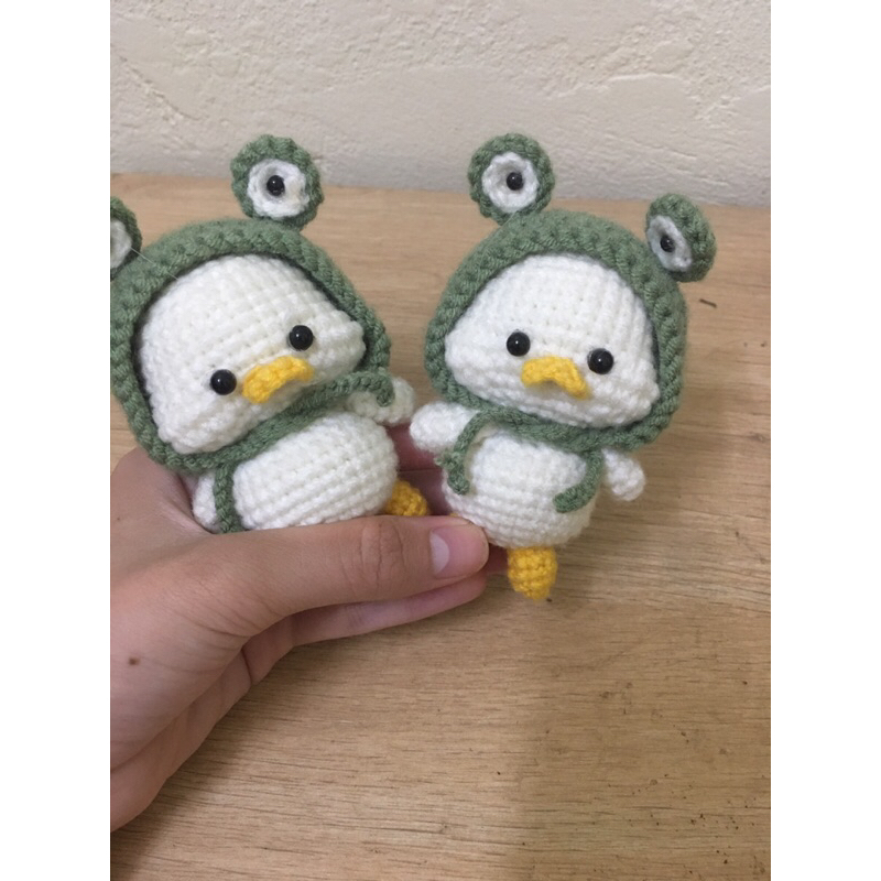 Bé vịt đội mũ ếch