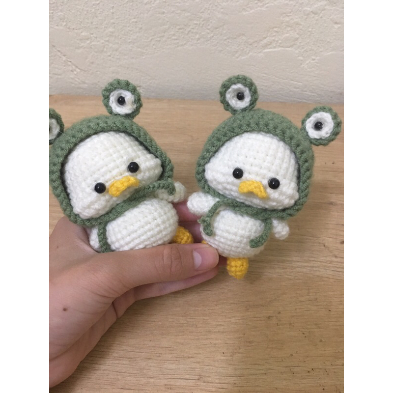 Bé vịt đội mũ ếch