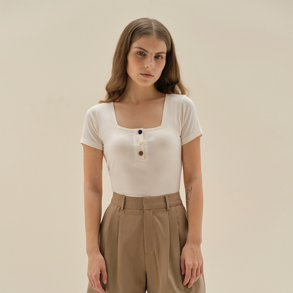 Andabove - Áo kiểu nữ cổ vuông cài nút - Square-neck Henley Top - Màu Kem