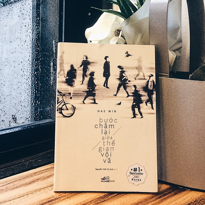 Sách - Bước Chậm Lại Giữa Thế Gian Vội Vã