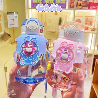 Bình nước bật nắp sticker gấu dâu nhựa cứng trong suốt chịu nhiệt có quai đeo 680ml b02