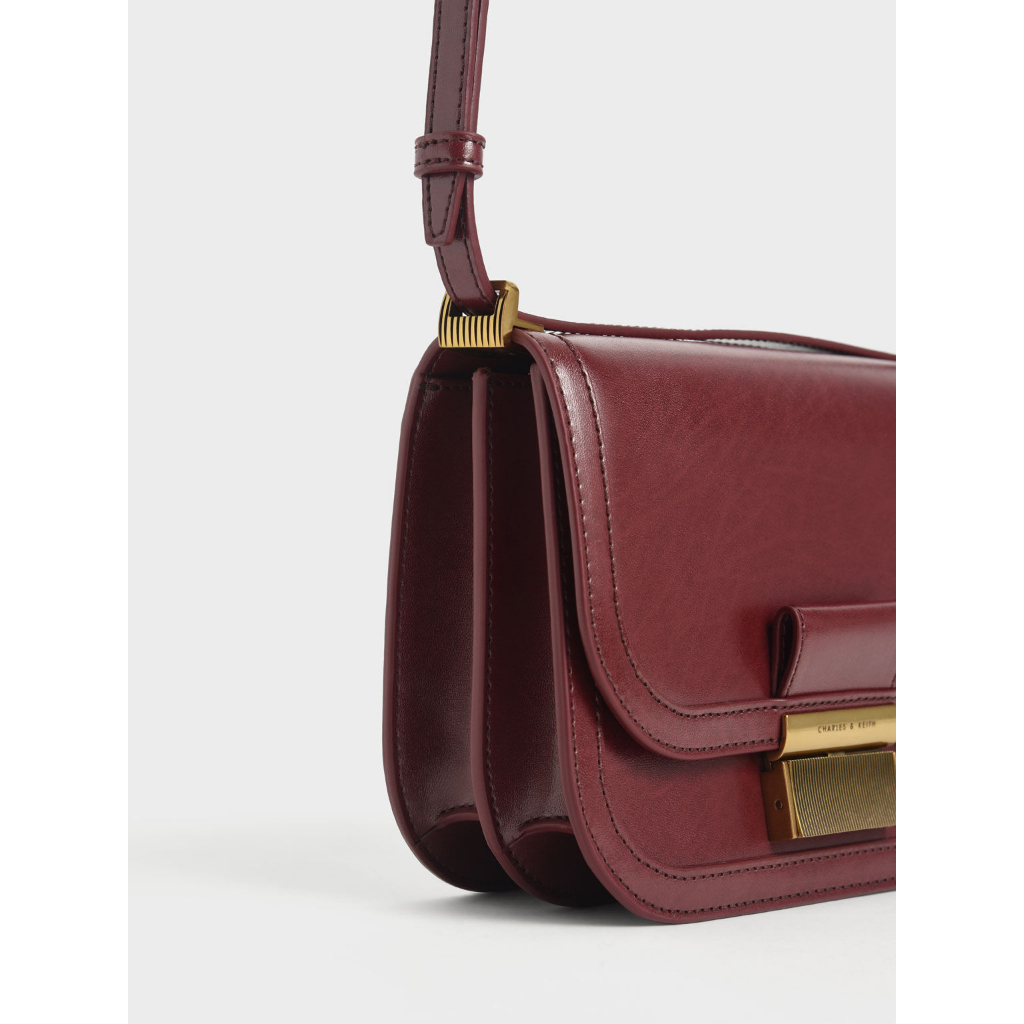 Túi đeo chéo nữ nắp gập Charlot CNK