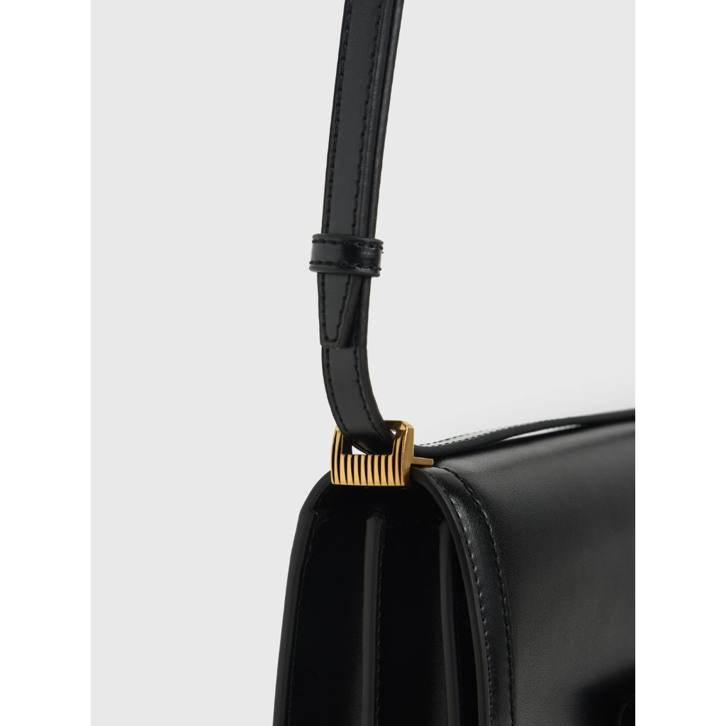 Túi đeo chéo nữ nắp gập Charlot CNK