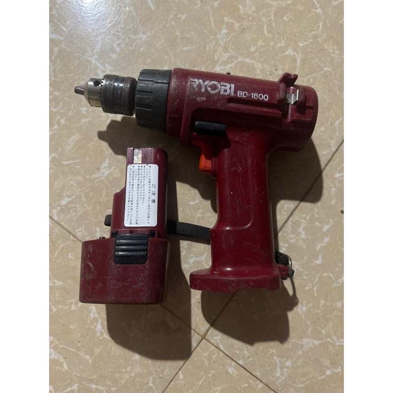 Thân máy khoan Ryoby và vỏ pin