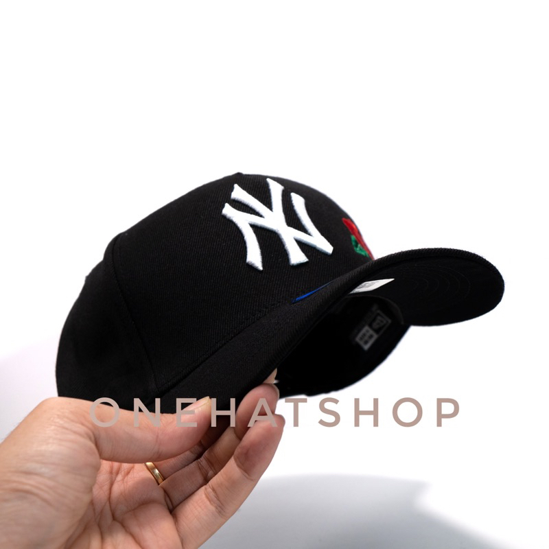 Nón lưỡi trai fom vuông Trucker logo thêu bông hoa hồng chất lượng cao