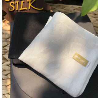 Khăn tay lụa tơ tằm cao cấp CỔ CHẤT SILK 100% thiên nhiên kích thước 40cmx40cm, 2 màu trắng ngà và đen thấm mồ hôi.