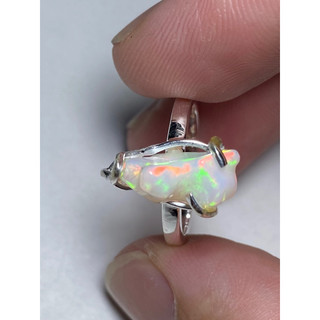 Nhẫn bạc 950 gắn đá Opal thiên nhiên.