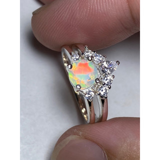 Nhẫn bạc 950 đính đá Opal thiên nhiên.
