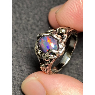 Nhẫn bạc 950 gắn đá Opal thiên nhiên.