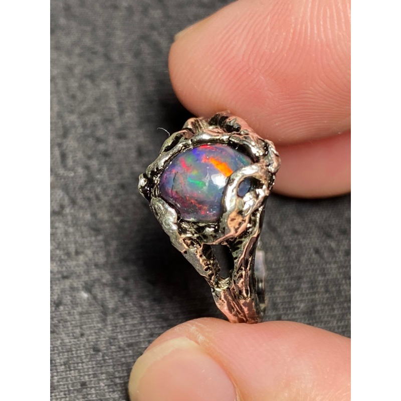 Nhẫn bạc 950 gắn đá Opal thiên nhiên.