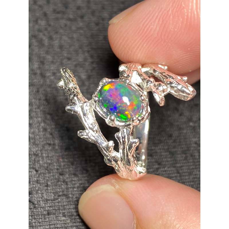 Nhẫn bạc 950 gắn đá Opal thiên nhiên.