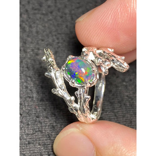 Nhẫn bạc 950 gắn đá Opal thiên nhiên.