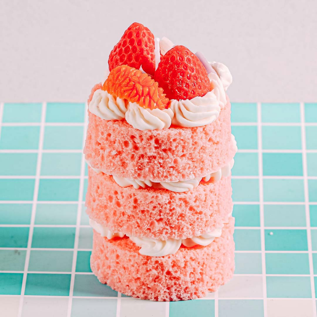 Nến thơm tạo hình, hộp, mẫu strawberry cake 3 tầng, 280g, hương strawberry vanilla, Dalat Retro