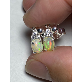 Bông tai bạc 950 gắn đá Opal thiên nhiên.