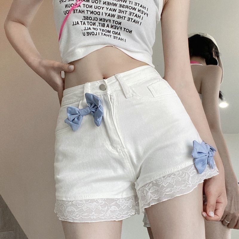 Áo croptop kiểu kẻ caro xanh và quần đùi trắng đính nơ điệu đà