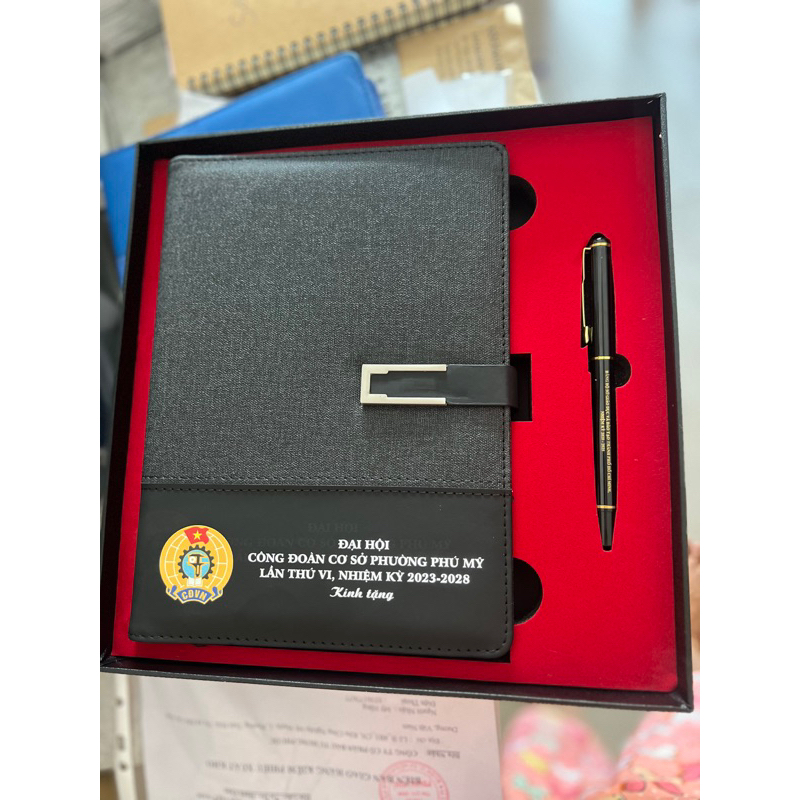 Sổ Còng Kèm Bút In Màu Hình Ảnh Tên, Logo Theo Yêu Cầu