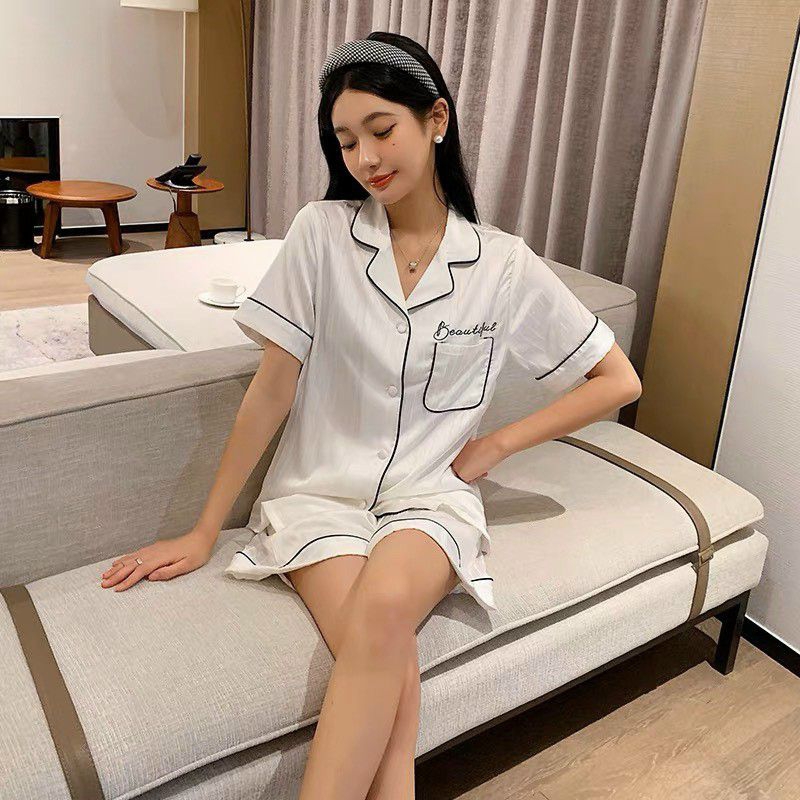 Bộ pijama tay ngắn quần đùi nữ cao cấp kết hơp hoa văn sọc chìm trên nền lụa bóng bẩy.thiết kế tối giản nhưng sang trọng