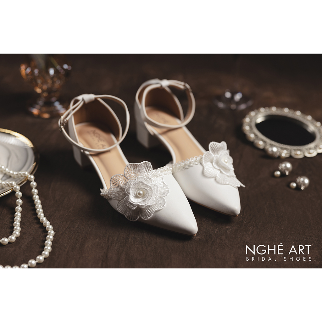 Giày cô dâu Nghé Art viền ngọc trắng đính hoa 443