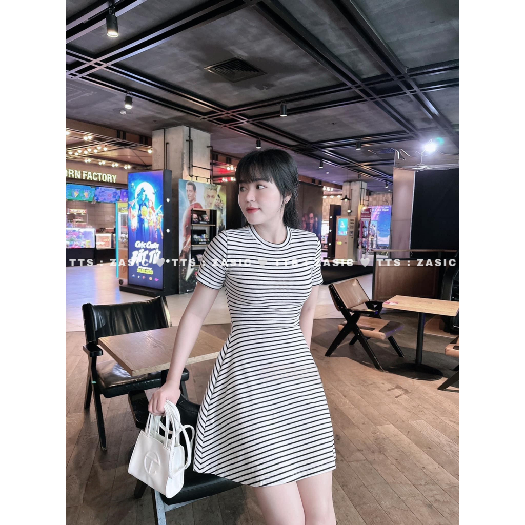 Đầm Sọc Chiết Eo Dáng Xoè Hách Dáng