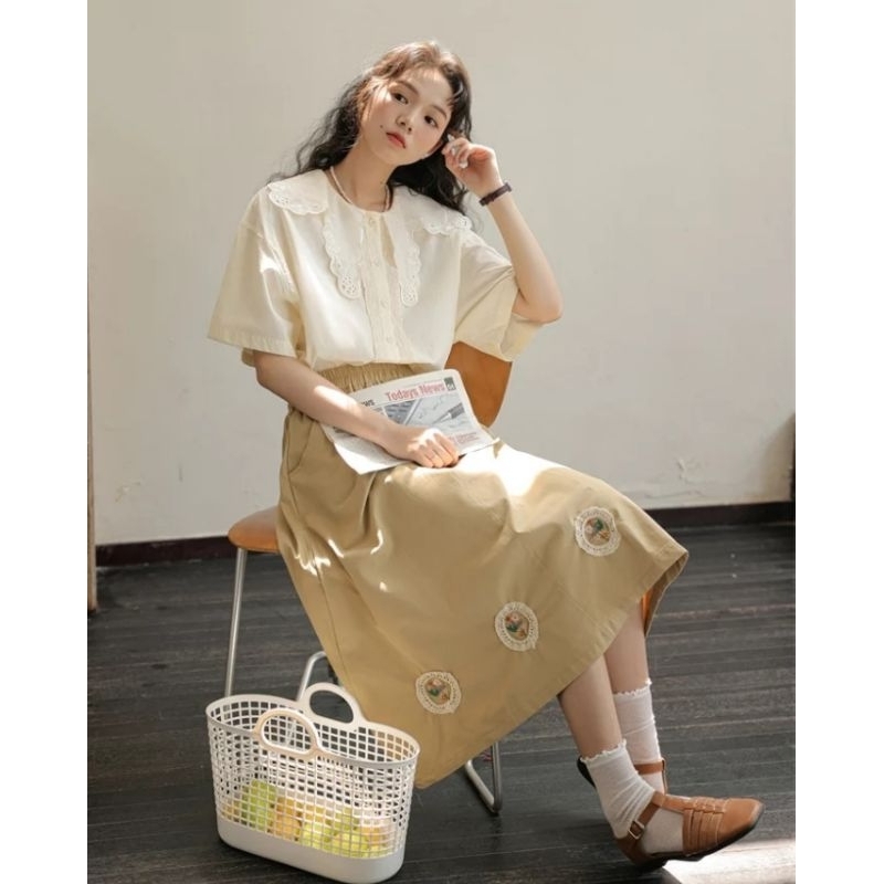 ÁO SƠ MI VINTAGE THIẾT KẾ CỔ LÁ SEN VIỀN REN, CHÂN VÁY MIDI NÂU ĐÍNH HOA CỔ ĐIỂN SIÊU XINH STYLE HÀN QUỐC