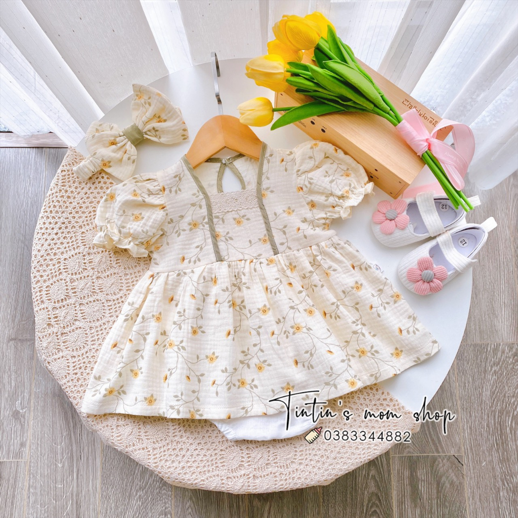Sét váy body xô muslin cộc tay hoa vàng viền ren kèm mũ cho bé đầy tháng, thôi nôi