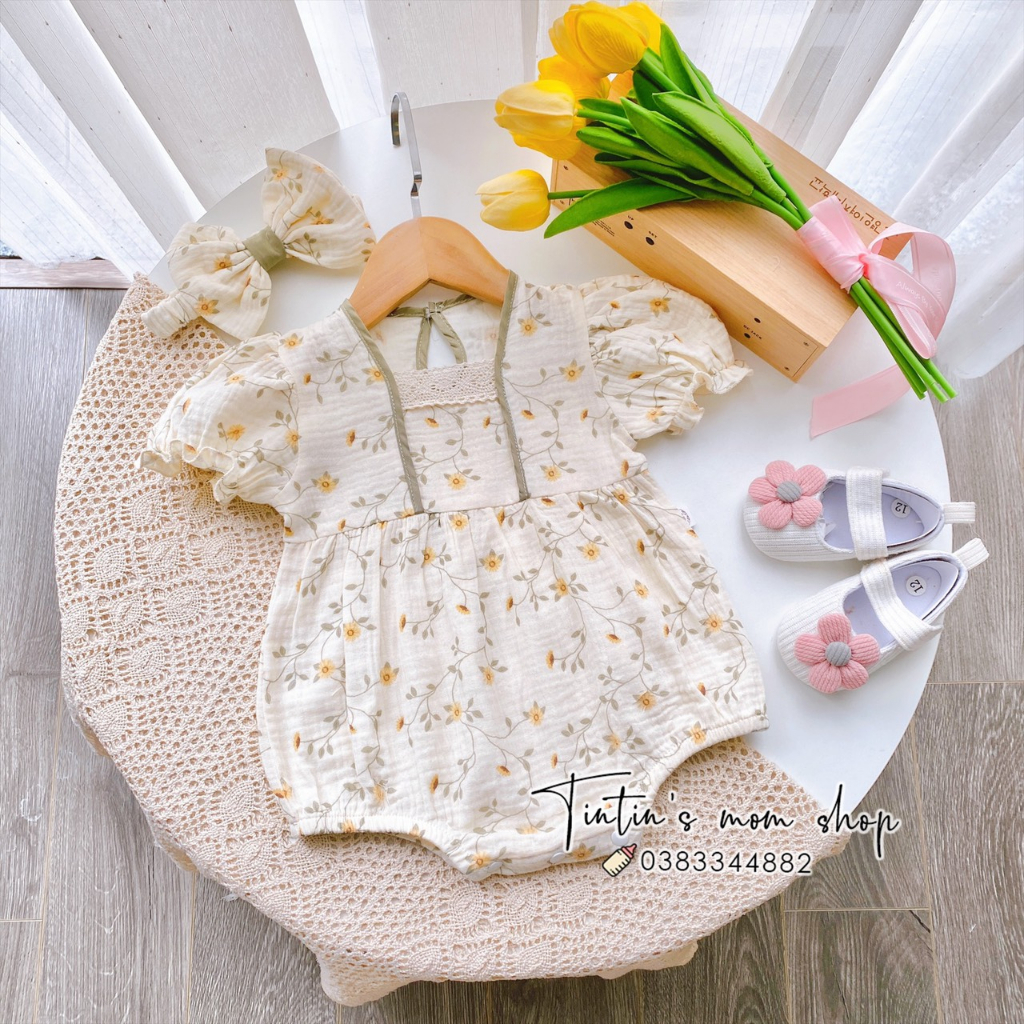 Sét body xô muslin cộc tay hoa vàng viền ren kèm mũ cho bé đầy tháng, thôi nôi