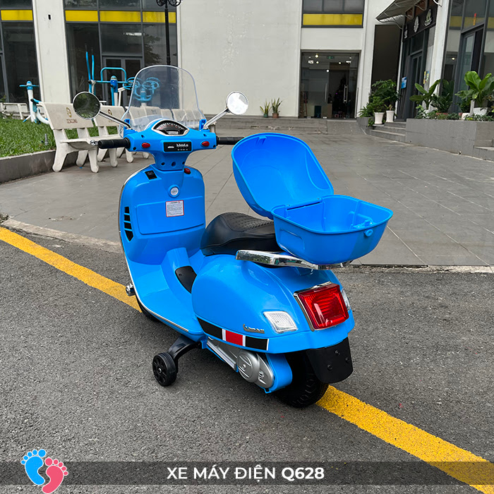 Xe máy Vespa có kính chắn gió và cốp, hộp để đồ chơi cho bé BABY PLAZA Q628 (Q618 V2)