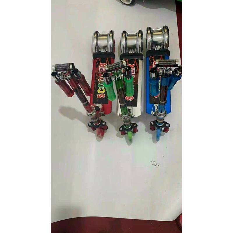 Xe trượt Scooter 3 bánh chất liệu hợp kim nhôm có cấp, có lò so giảm sóc, bánh xe có đèn sáng khi chuyển động