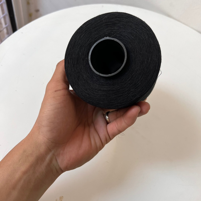 Chỉ may đen, trắng 40/2 cuộn siêu lớn 15.000m  500gr/cuộn hàng đều màu chuyên dùng vắt sổ, 1 kim vắt sổ, lót thêu
