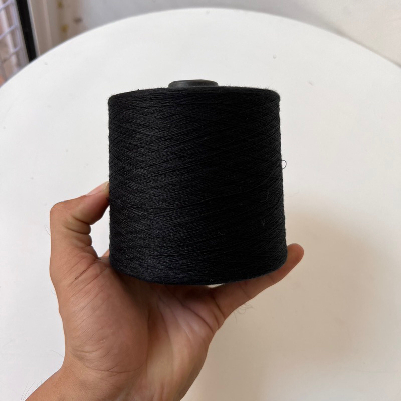 Chỉ may đen, trắng 40/2 cuộn siêu lớn 15.000m  500gr/cuộn hàng đều màu chuyên dùng vắt sổ, 1 kim vắt sổ, lót thêu
