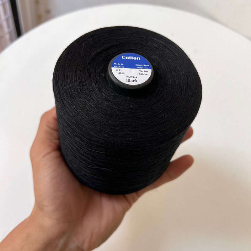 Chỉ may đen, trắng 40/2 cuộn siêu lớn 15.000m  500gr/cuộn hàng đều màu chuyên dùng vắt sổ, 1 kim vắt sổ, lót thêu