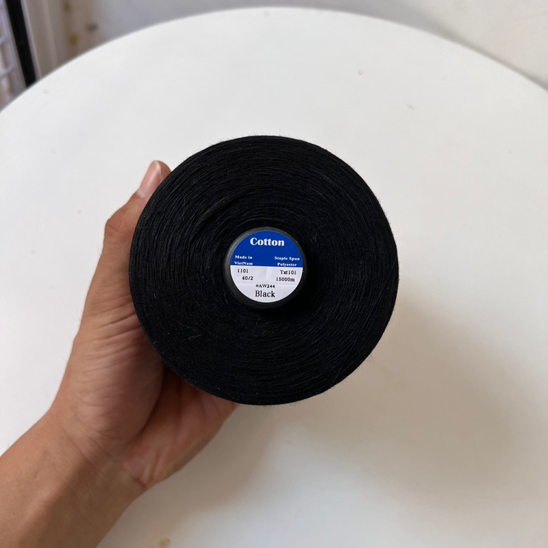 Chỉ may đen, trắng 40/2 cuộn siêu lớn 15.000m  500gr/cuộn hàng đều màu chuyên dùng vắt sổ, 1 kim vắt sổ, lót thêu