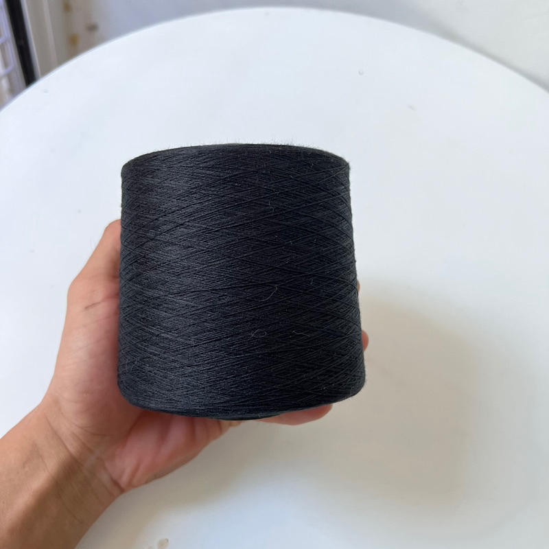 Chỉ may đen, trắng 40/2 cuộn siêu lớn 15.000m  500gr/cuộn hàng đều màu chuyên dùng vắt sổ, 1 kim vắt sổ, lót thêu