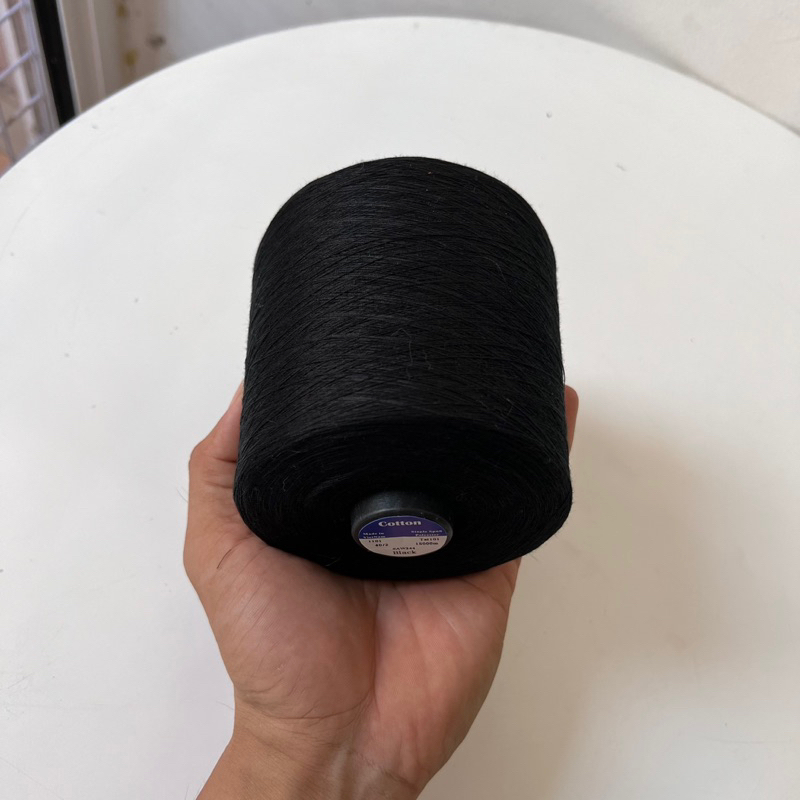 Chỉ may đen, trắng 40/2 cuộn siêu lớn 15.000m  500gr/cuộn hàng đều màu chuyên dùng vắt sổ, 1 kim vắt sổ, lót thêu