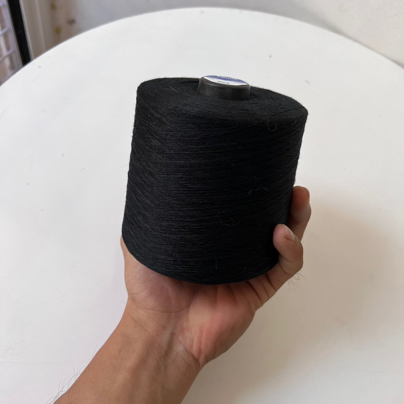Chỉ may đen, trắng 40/2 cuộn siêu lớn 15.000m  500gr/cuộn hàng đều màu chuyên dùng vắt sổ, 1 kim vắt sổ, lót thêu