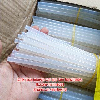 1 cây keo nến nhỏ dùng dán đồ thủ công