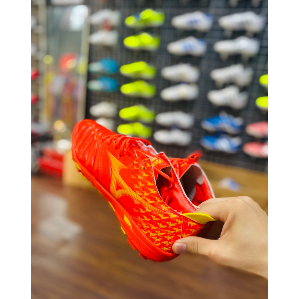 Giày bóng đá sân cỏ nhân tạo Mizuno neo 3 TF chuyên dụng màu đỏ, vàng