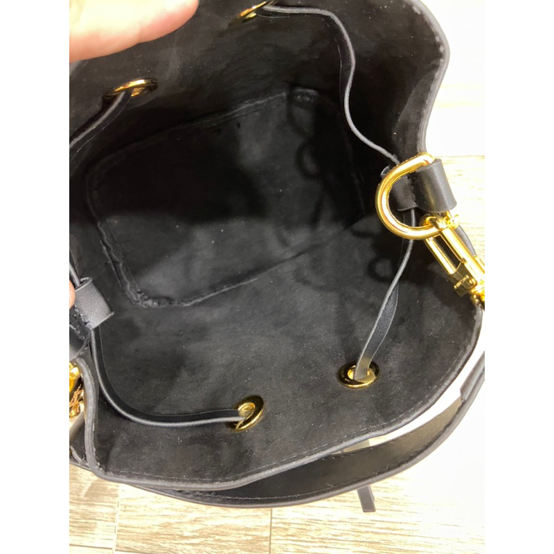 Túi si dáng bucket LV