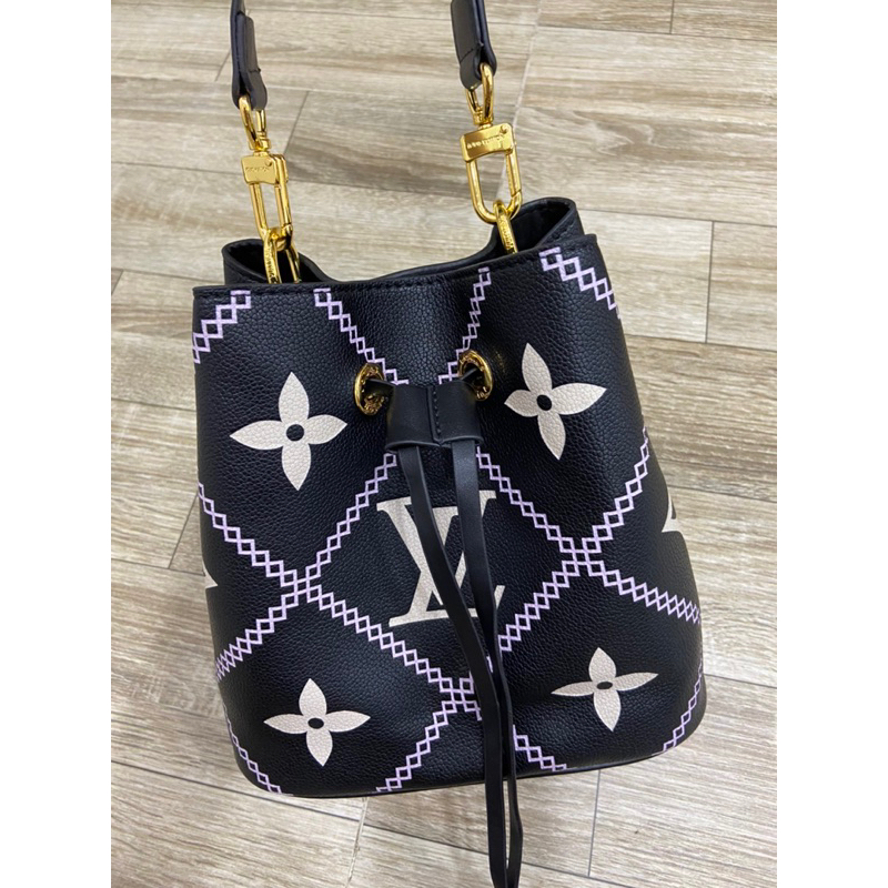 Túi si dáng bucket LV