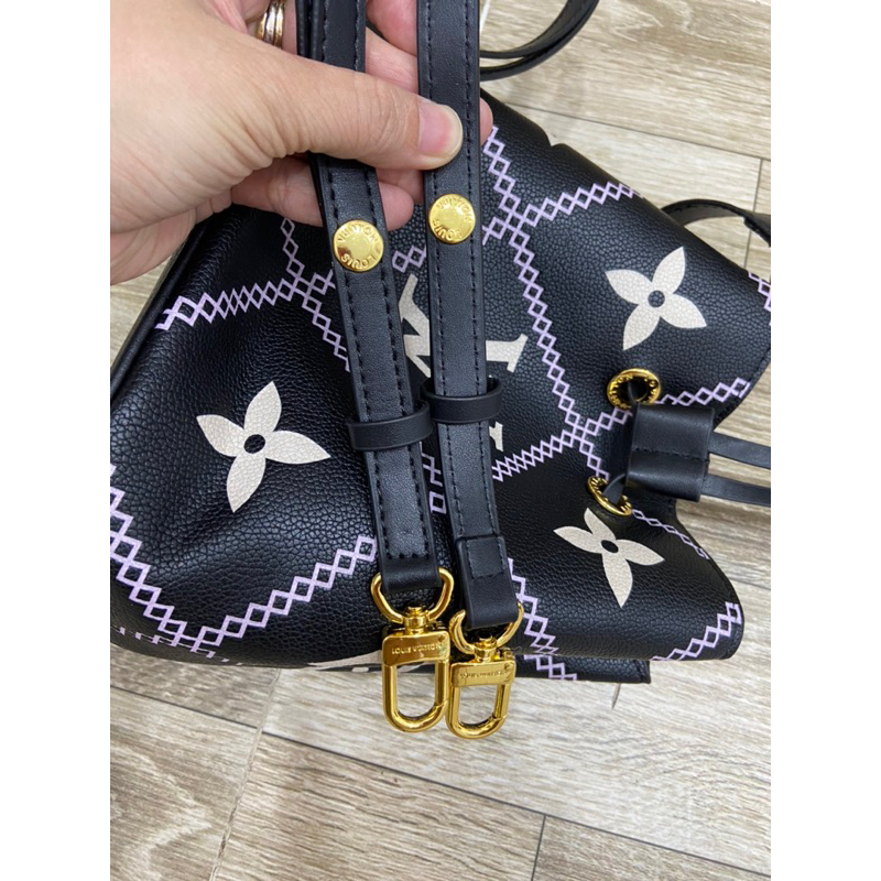 Túi si dáng bucket LV