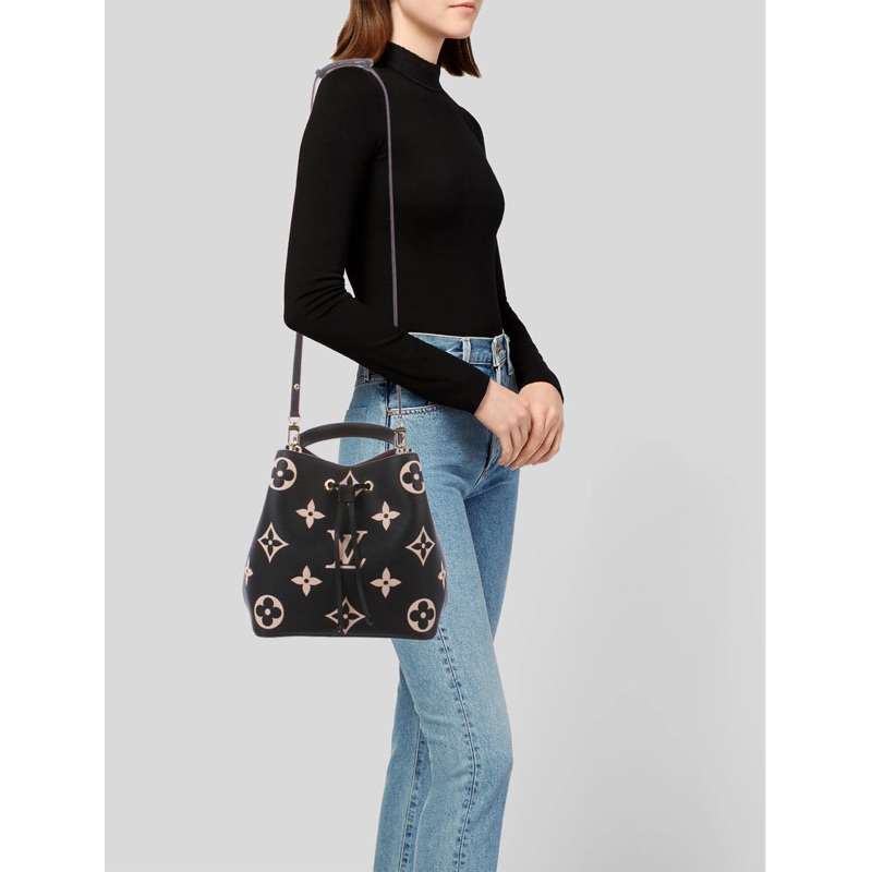 Túi si dáng bucket LV