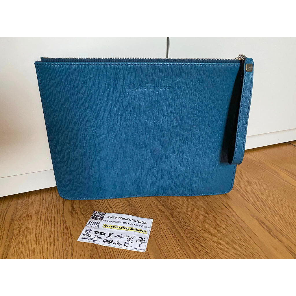 SALE! Clutch ferragamo unisex 100% authentic da cond 98% Đựng được dt iPhone, chìa khoá, Mỹ phẩm, ví dài
